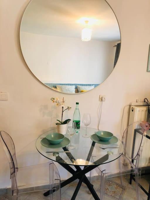 Cosy Studio Design With Modern Bathroom Vaureal Bagian luar foto