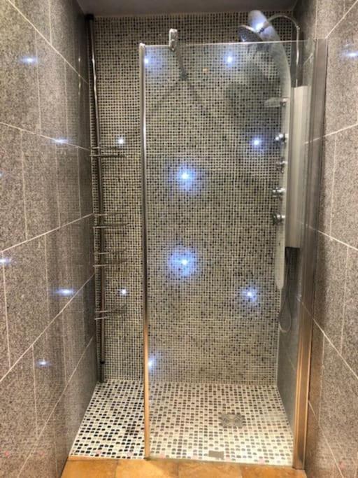 Cosy Studio Design With Modern Bathroom Vaureal Bagian luar foto