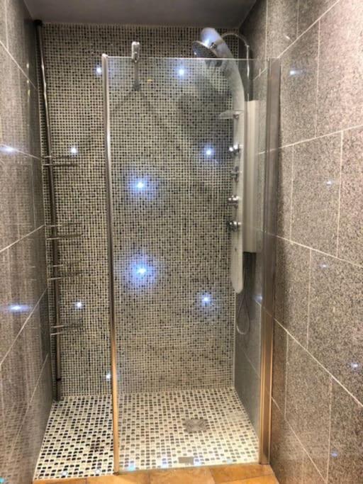 Cosy Studio Design With Modern Bathroom Vaureal Bagian luar foto