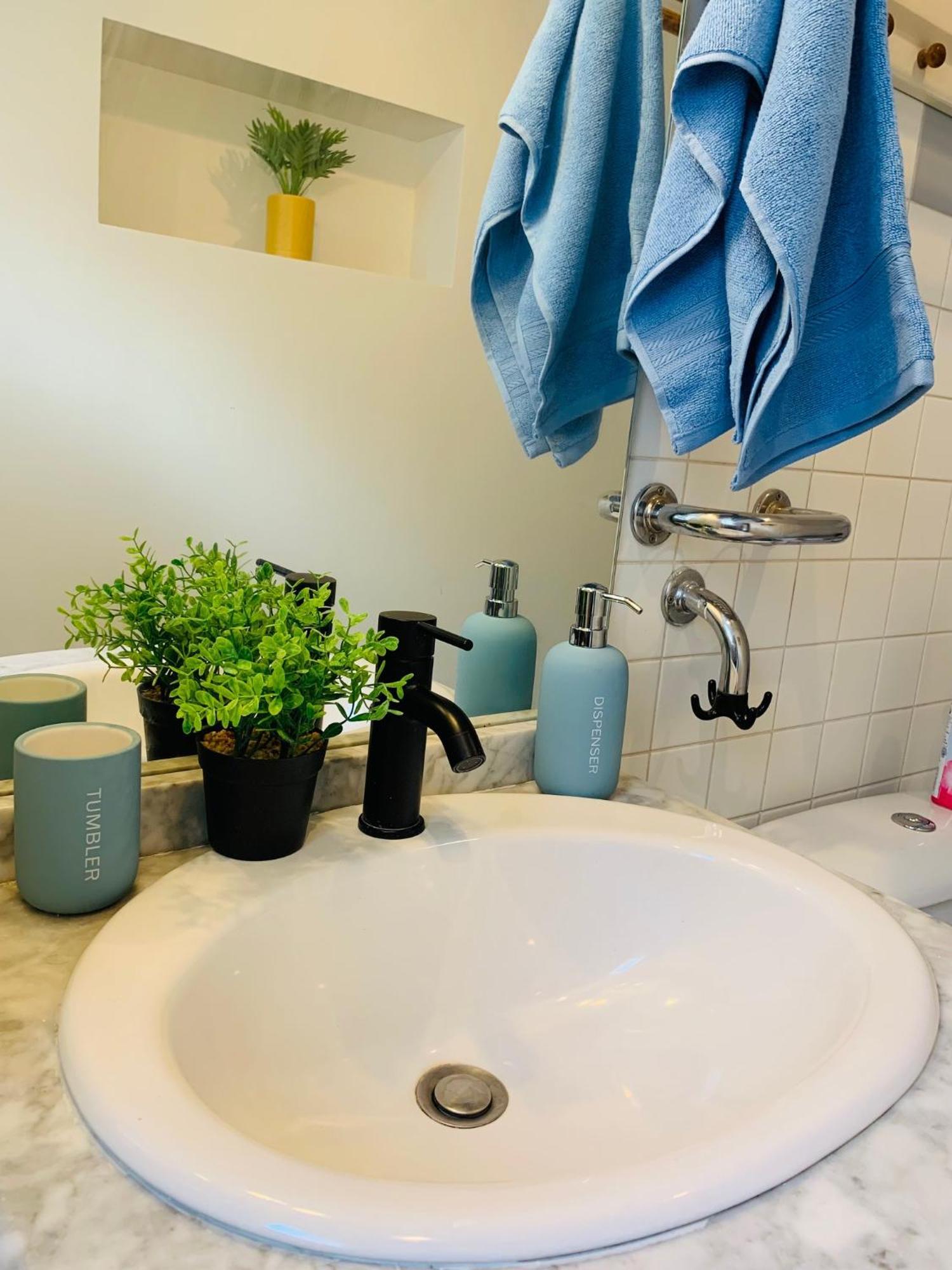 Cosy Studio Design With Modern Bathroom Vaureal Bagian luar foto