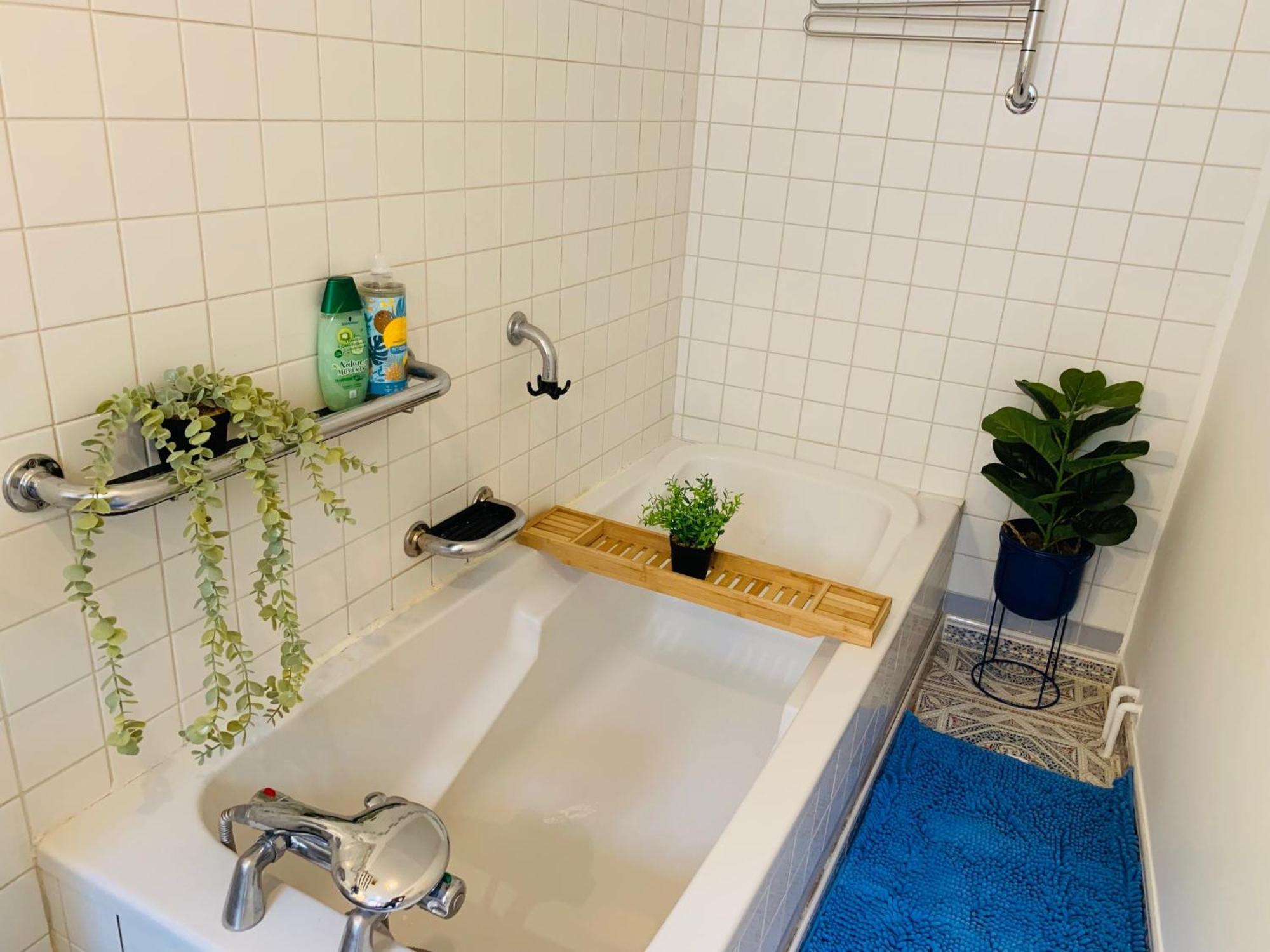 Cosy Studio Design With Modern Bathroom Vaureal Bagian luar foto